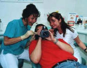 Andrea Scheibner (Zahnrztin), W. Brach ( Kamera) und Steffi Grsch (Schwester)