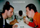 Mario Lehmann (Peter Teternus) und Lars Kockjoy (Manfred Pauls) im Essensaal der Psychiatrie