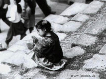 Mädchen mit Huhn am DURBAR SQUAREI in KATHMANDU (Nepal)