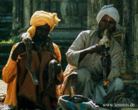 Schlangenbeschwörer im Hinduistischen Tempelkomplex PASHUPATINATH am Stadtrand von KATHMANDU (Nepal)