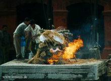 Totenverbrennung im Hinduistischen Tempelkomplex PASHUPATINATH am Stadtrand von KATHMANDU (Nepal)