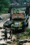 Fahrender LKW durch den Flusslauf des NAKHU KHOLA einem Nebenarm des BAGBATI RIVER in TIKABHAIRAB (Nepal)
