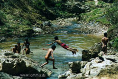 Badende Jungs im Flusslauf des NAKHU KHOLA, einem Nebenarm des BAGBATI RIVER in TIKABHAIRAB (Nepal)