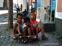 Ausgelassene Kinder in TRINIDAD (Kuba)